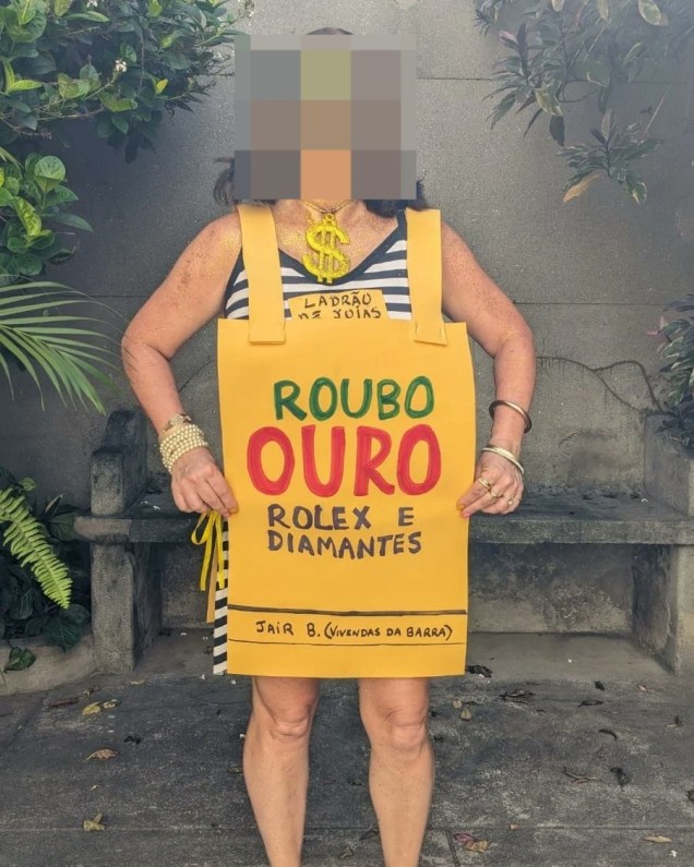 Foliã usa fantasia com placa "Roubo Ouro", o nome de Jair Bolsonaro e o nome do Condomínio Vivendas da Barra (RJ), onde mora o ex-presidente