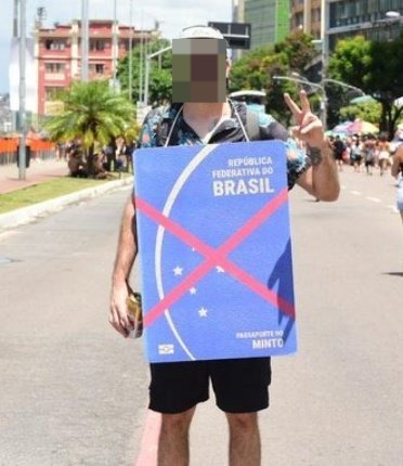 Folião usa fantasia alusiva a passaporte apreendido do ex-presidente Jair Bolsonaro (PL)