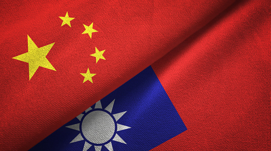 Bandeiras de Taiwan e China sobrepostas.