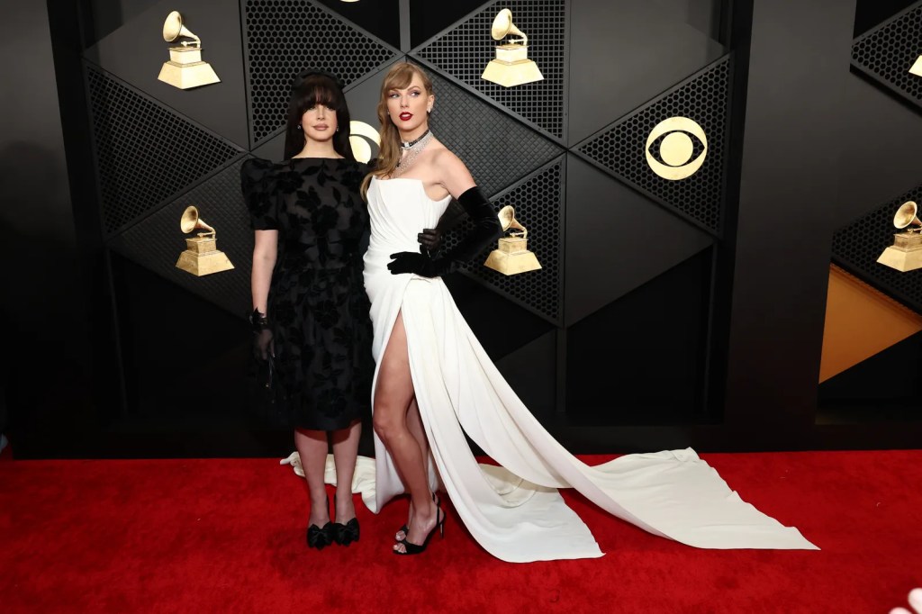 LANA DEL REY e TAYLOR SWIFT: dobradinha preto e branco no tapete vermelho do Grammy 2024