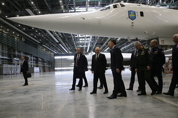 Presidente Vladimir Putin ao lado da aeronave Tu-160M de capacidade nuclear em Kazan, Rússia. 21/02/2024