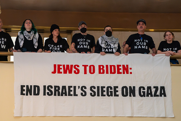 Membros do Jewish Voice for Peace durante protesto no Rockefeller Center. 26/02/2024