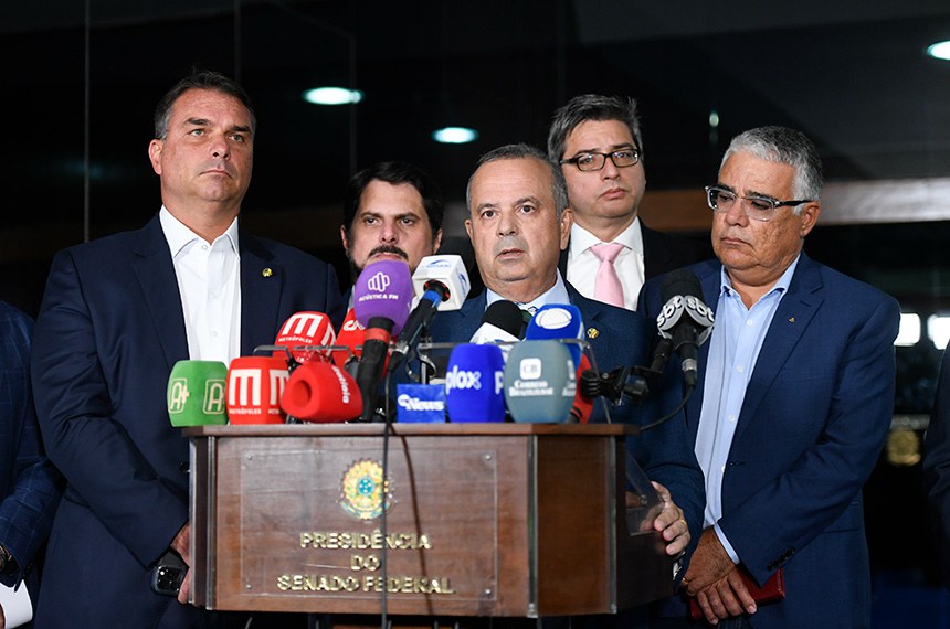 Flávio anuncia que deu missão a Rogério Marinho, mas não revela qual