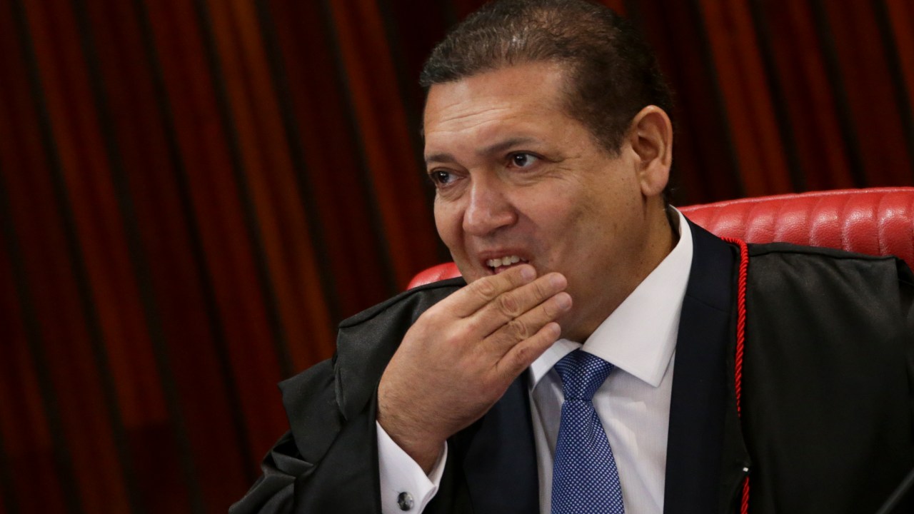 O ministro Kassio Nunes Marques durante julgamento da ação que pediu a inelegibilidade do ex-presidente Jair Bolsonaro no Tribunal Superior Eleitoral, em junho do ano passado