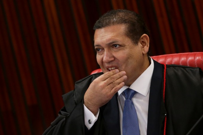 O ministro Kassio Nunes Marques durante julgamento da ação que pediu a inelegibilidade do ex-presidente Jair Bolsonaro no Tribunal Superior Eleitoral, em junho do ano passado