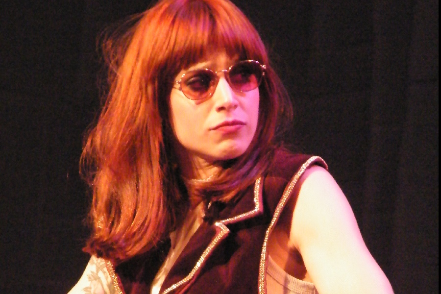 A atriz Mel Lisboa interpreta Rita Lee no teatro
