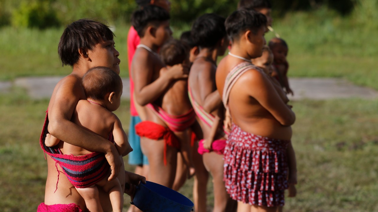Mulheres e crianças ianomâmis, em Surucucu (RR)