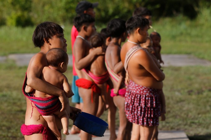 Surucucu (RR), 09/02/2023 – Mulheres e crianças yanomami em Surucucu, na Terra Indígena Yanomami.  Foto: Fernando Frazão/Agência Brasil