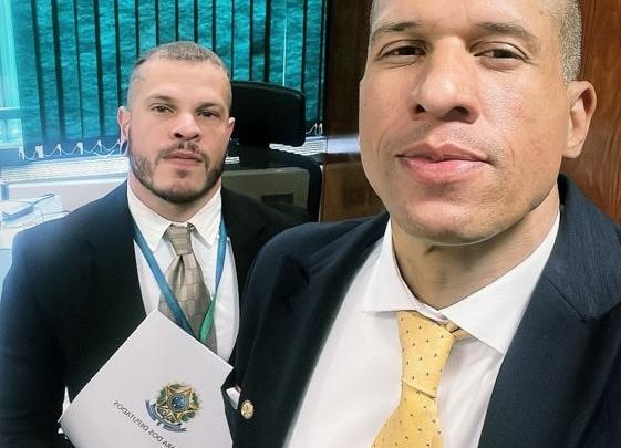 INTERNET - Amigo de Viegas, Leopoldo assumiu cargo na Câmara neste mês