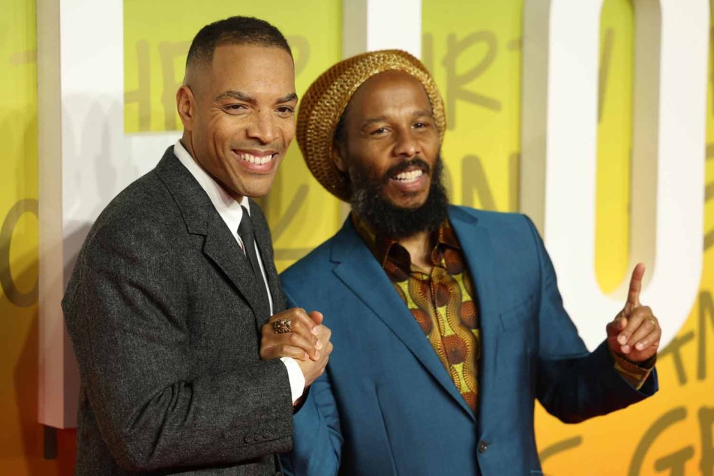 HERDEIRO - Ziggy Marley (de azul) e o diretor Reinaldo Marcus Green: “Reggae é sobre paz e união dos povos”