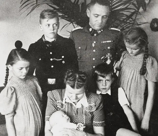 Rudolf e Hedwig Höss e seus cinco filhos: família retratada no filme 'Zona de Interesse' -