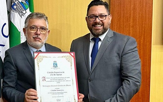 Rodrigo Sade (direita) acompanha o ex-presidente do TRE-PR no recebimento da honraria de Cidadão Honorário