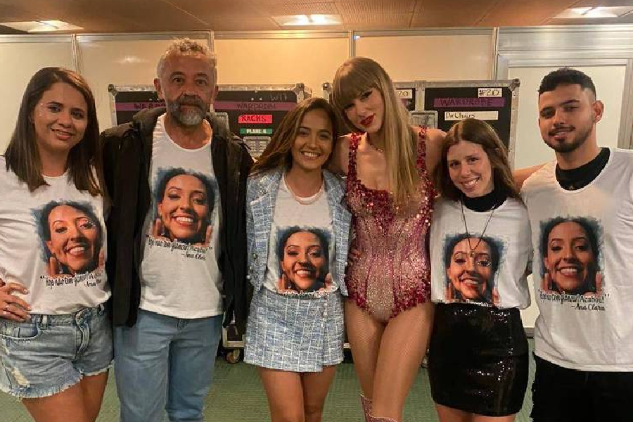 Taylor Swift posa com familiares da fã Ana Clara Benevides, de 23 anos, que morreu após passar mal com o calor durante show da cantora no Rio de Janeiro