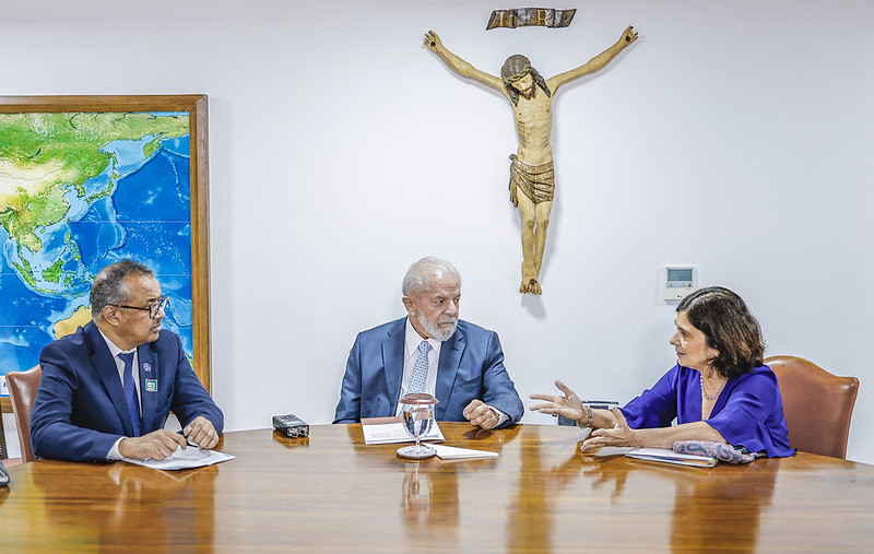 O diretor-geral da OMS, Tedros Adhanom, o presidente Lula e a ministra da Saúde, Nísia Trinidade, durante reunião nesta semana