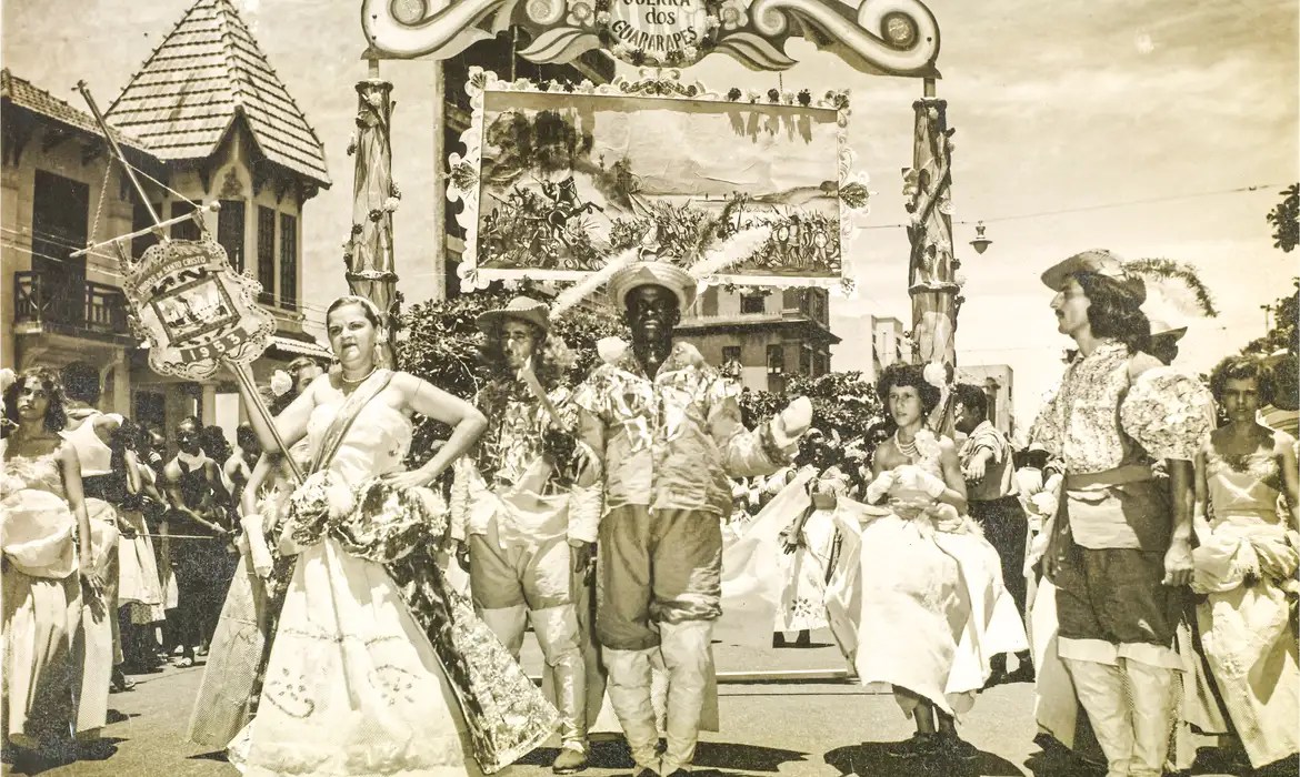 Carnaval e escolas de samba se mantiveram a partir da luta política