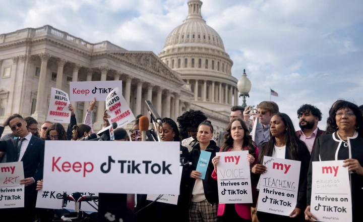Os protestos contra a ofensiva dos EUA que pode banir o TikTok | VEJA