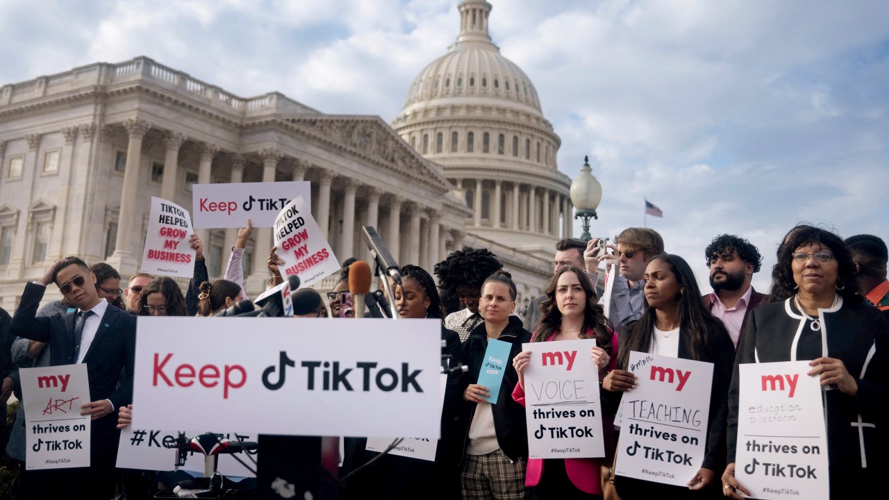 AMEAÇA NO AR - Manifestação em Washington: americanos não querem perder o acesso ao TikTok