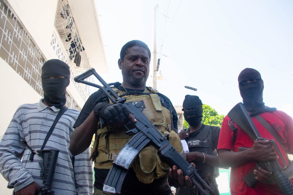 Líder da aliança de gangues G9, Jimmy "Barbecue" Chérizier, visto em Porto Príncipe, no Haiti. 05/03/2024