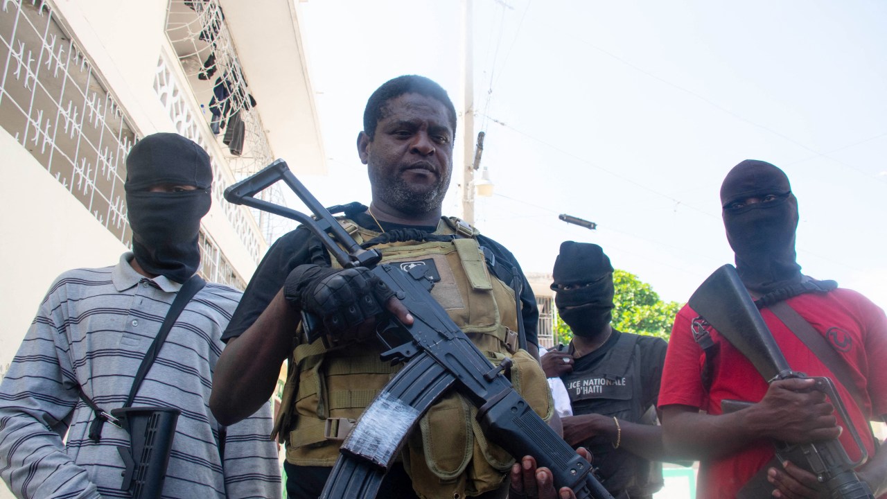 Líder da aliança de gangues G9, Jimmy "Barbecue" Chérizier, visto em Porto Príncipe, no Haiti. 05/03/2024