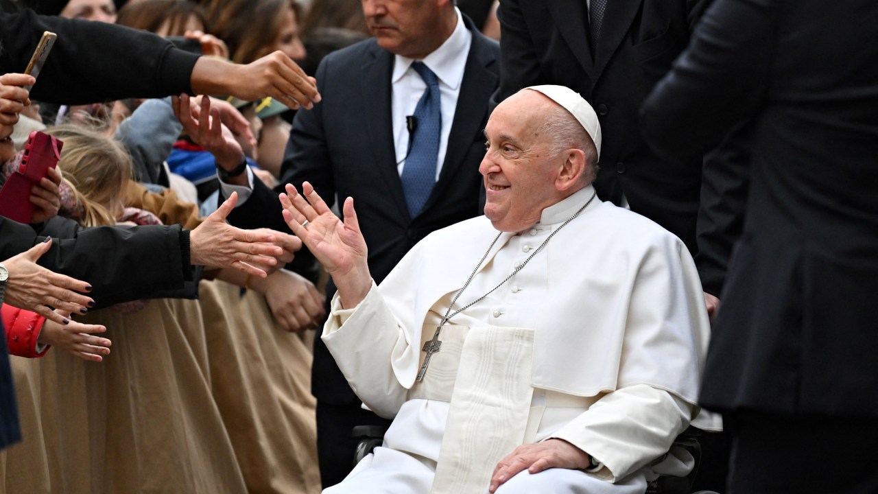 Papa Francisco cumprimentando religiosos na entrada da Igreja de St Pius V durante o evento "24 horas para o Lorde", em Roma. 08/03/2024