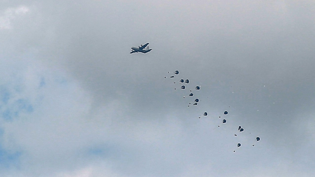 Aid parcels are airdropped over the northern Gaza Strip on March 8, 2024, amid the ongoing conflict between Israel and the Hamas movement. The US military said it carried out a fresh aid airdrop of aid into Gaza on March 7, its third in less than a week. Jordan's military said aircraft from Belgium, Egypt, France and the Netherlands had also taken part in the latest US-Jordanian operation. The UN's World Food Programme warned the volume of aid that could be airdropped would do nothing to avert famine in Gaza. (Photo by AFP)