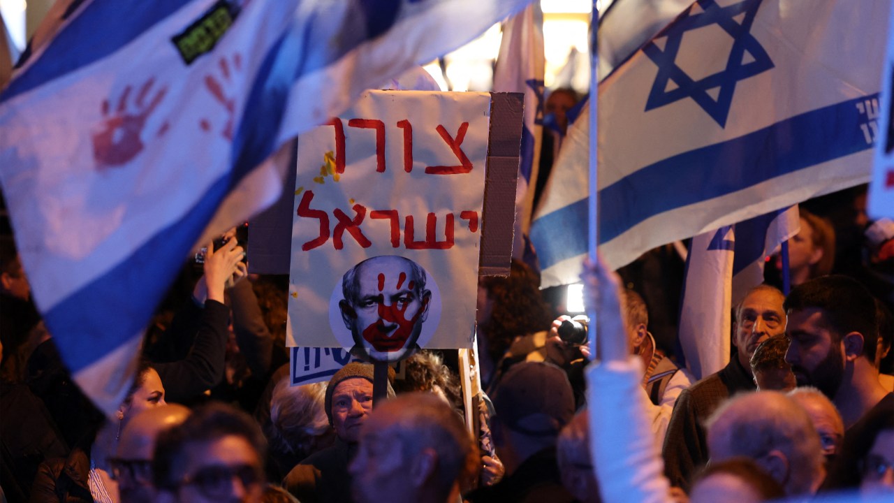 Israeli left-wing activists gather for an anti-government demonstration in Tel Aviv on March 16, 2024, amid the ongoing conflict in the Gaza Strip between Israel and the Palestinian militant Hamas movement. (Photo by JACK GUEZ / AFP)