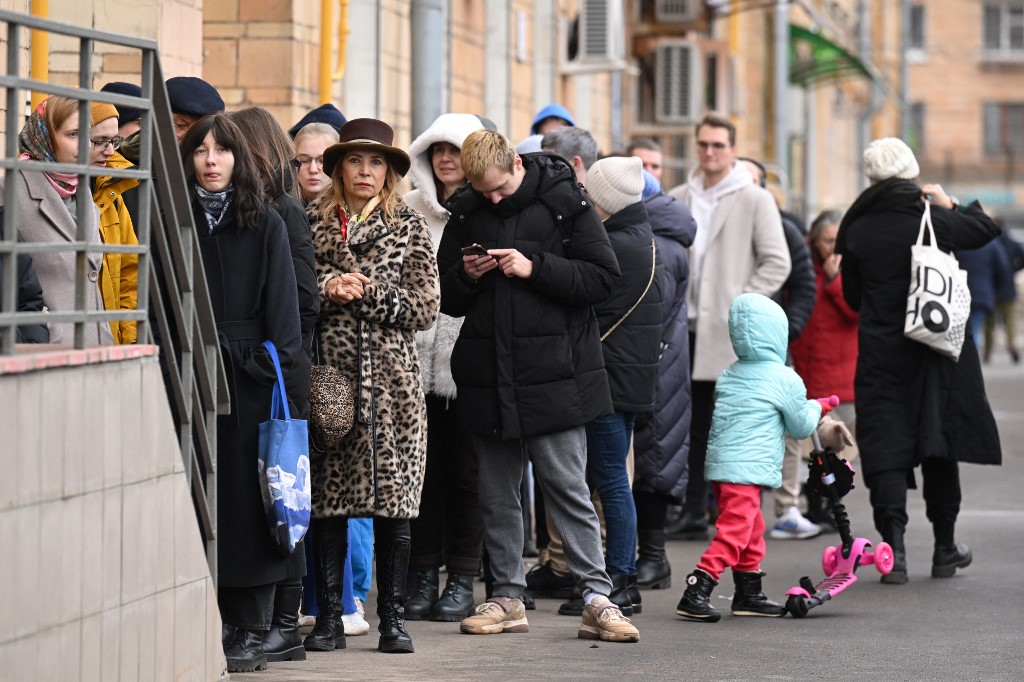 Eleitores vão às urnas na Rússia neste domingo, 17