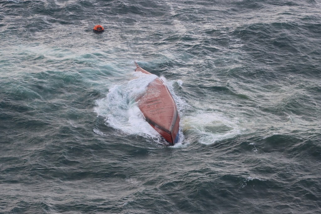 Navio-tanque sul-coreano que virou após ventos e ondas fortes na costa do Japão. 20/03/2024