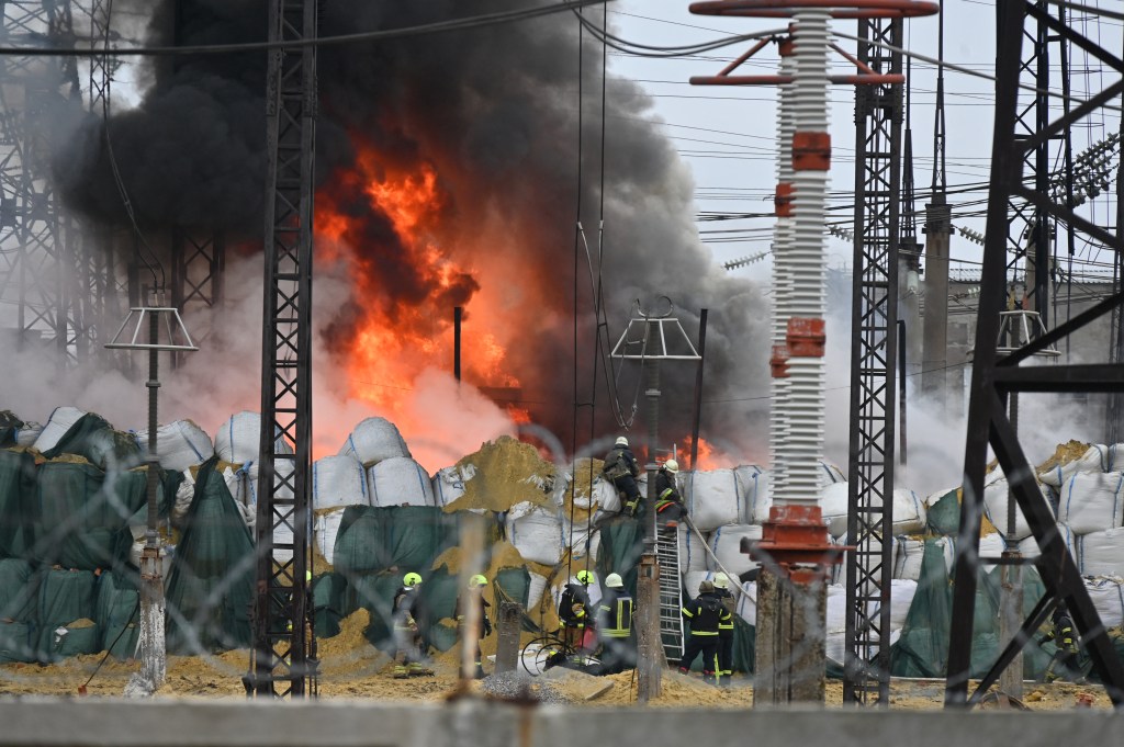 Incêndio causado pelo disparo de mísseis e drones russos numa estação elétrica em Kharkiv, na Ucrânia. 22/03/2024