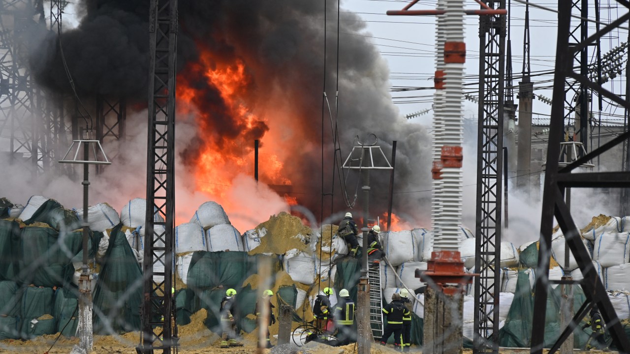 Incêndio causado pelo disparo de mísseis e drones russos numa estação elétrica em Kharkiv, na Ucrânia. 22/03/2024