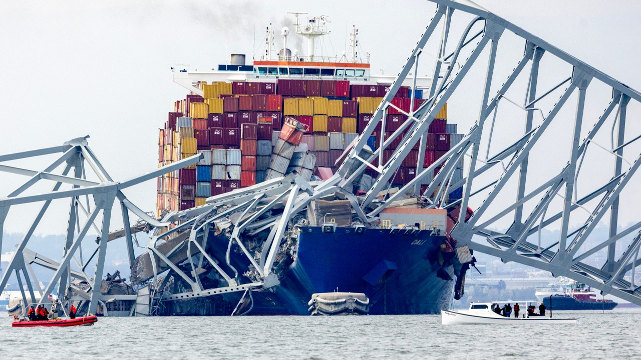 Momento da colisão entre o navio cargueiro e a ponte Francis Scott Key, em Baltimore, nos Estados Unidos. 26/03/2024