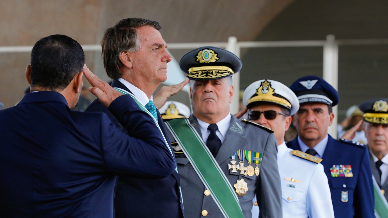 PREPARAÇÃO - Bolsonaro e os comandantes das Forças Armadas: minuta de decreto golpista foi discutida entre eles no Palácio da Alvorada