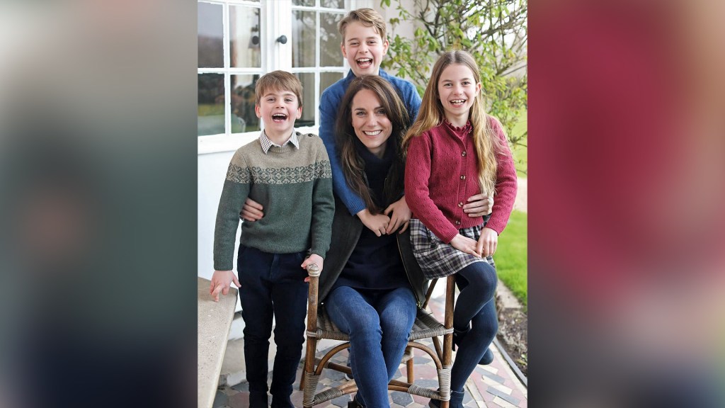 Kate Middleton cercada pelos filhos para comemorar o Dia das Mães