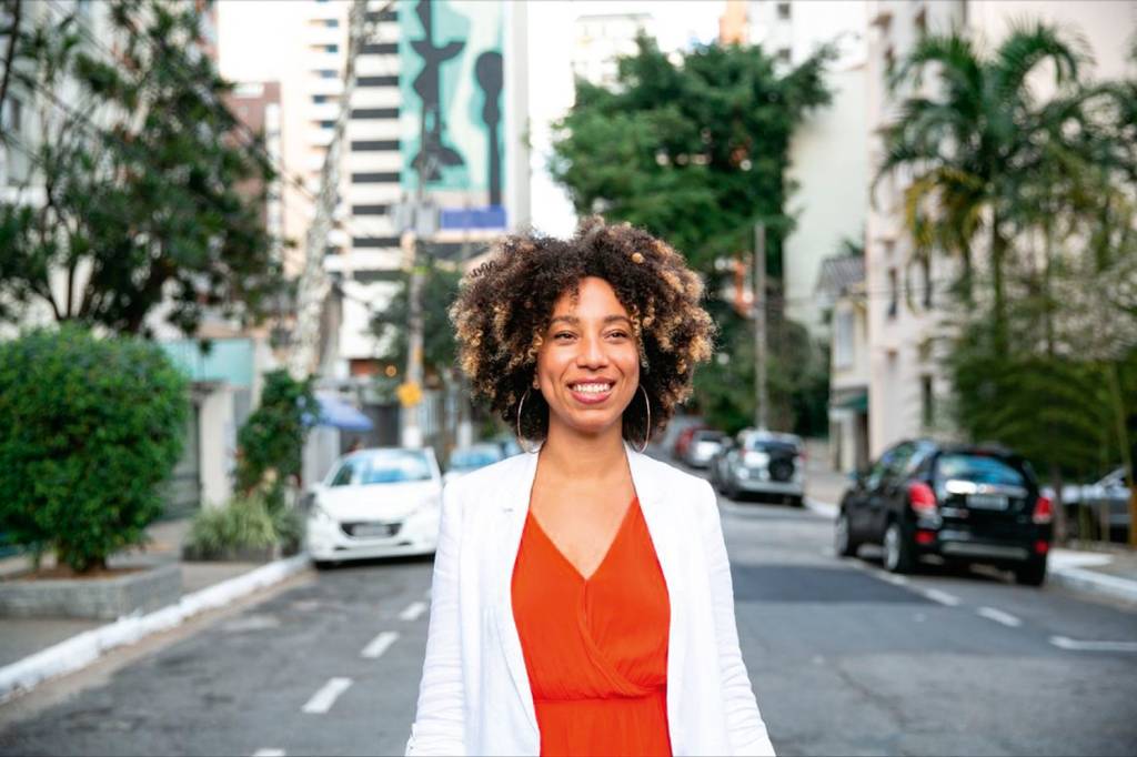 1D-(2)-PERSONAGEM—BIA-MOREMI-b.jpeg TURISMO NEGRO - Incomodada com a falta de operadoras que oferecessem pacotes e intercâmbios para países africanos, a empreendedora Bia Moremi criou uma agência que se tornou uma das 100 empresas mais prestigiadas do setor no Brasil em 2021 e 2022