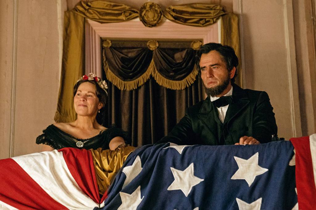2—SERIE–ULTIMO-ATO—MANHUNT-r.jpg HORA TRÁGICA - Lincoln (Hamish Linklater, à dir.) e a esposa, Mary: tiro na nuca