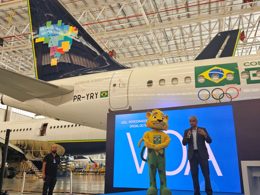 Rumo a Paris 2024 - Ginga, mascote oficial do Time Brasil, e Abhi Shah, presidente da Azul no anúncio da parceria entre o COB e a aérea