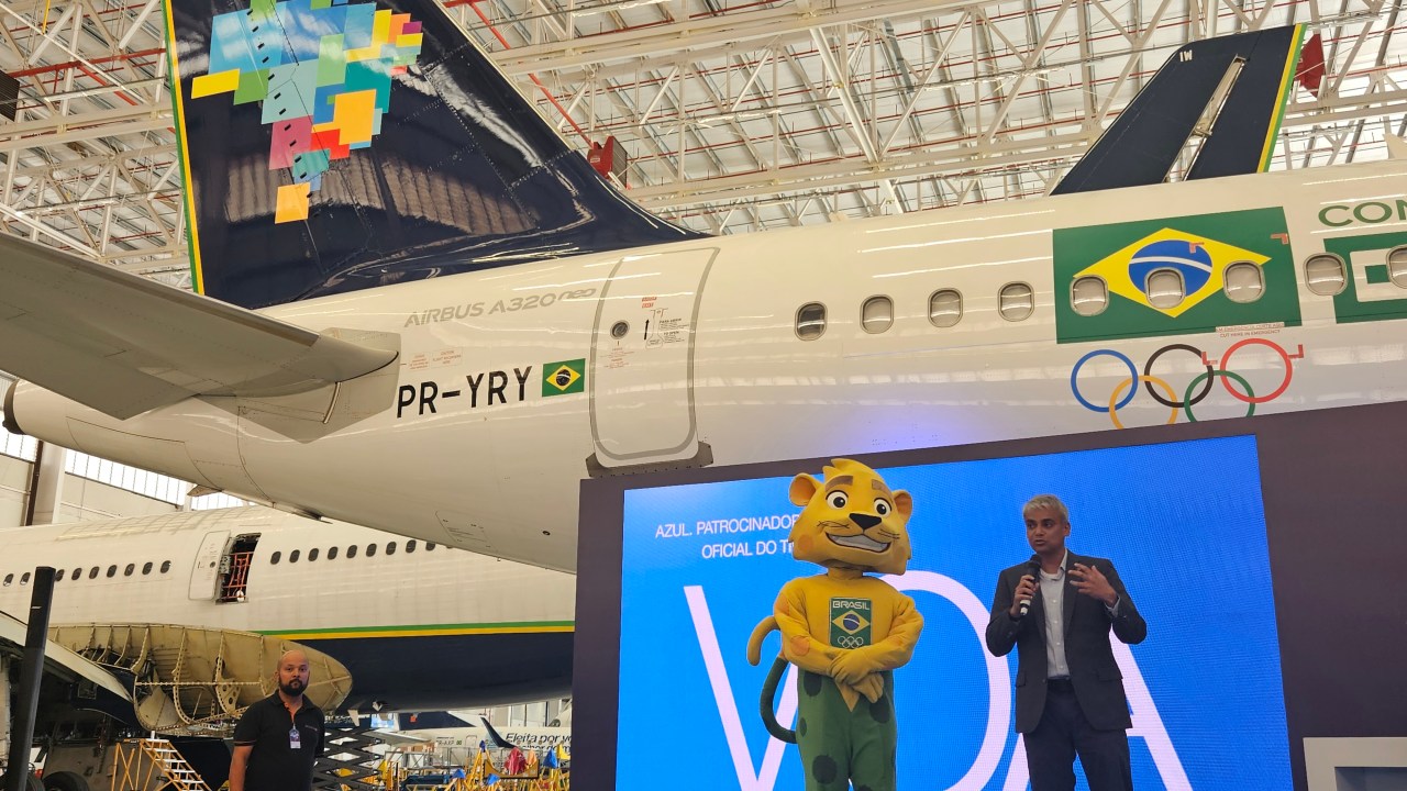 Rumo a Paris 2024 - Ginga, mascote oficial do Time Brasil, e Abhi Shah, presidente da Azul no anúncio da parceria entre o COB e a aérea