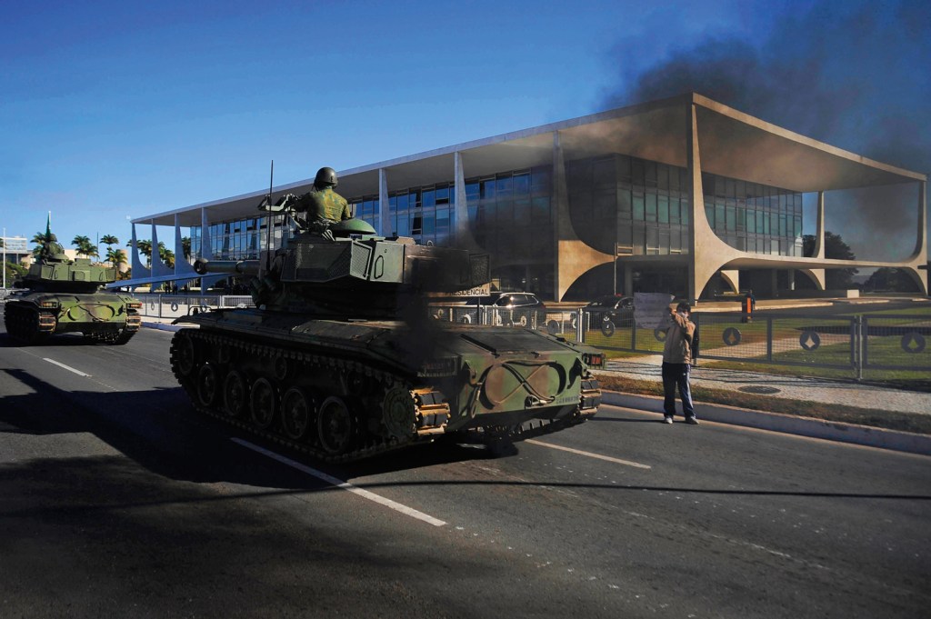 INTIMIDAÇÃO - Demonstração de força: em 2021, blindados da Marinha desfilaram em frente ao Palácio do Planalto