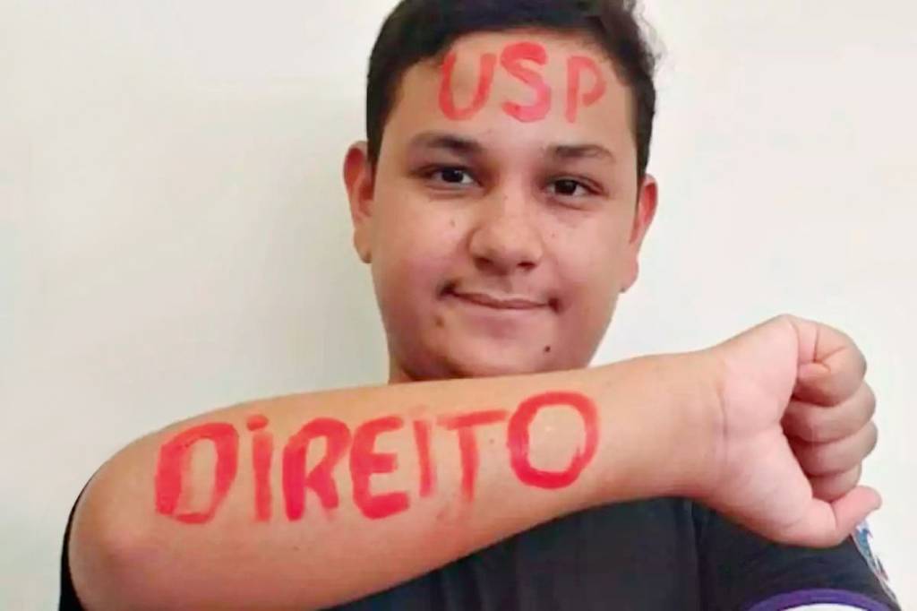 3D-(1)-usp.jpg SÓ A APARÊNCIA IMPORTA - Após ter a matrícula cancelada no curso de direito da USP, por considerarem que sua aparência não o torna alvo de racismo, Glauco Dalalio do Livramento, 18 anos, reverteu a situação nos tribunais: “Desde que me conheço por gente, sofro com preconceito. Fui alvo até de xingamentos”, conta o estudante de Bauru, que é filho de ajudante de pedreiro