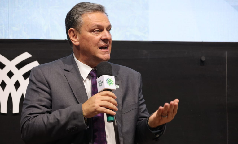 O ministro da Agricultura, Carlos Fávaro, participa de evento da CNA