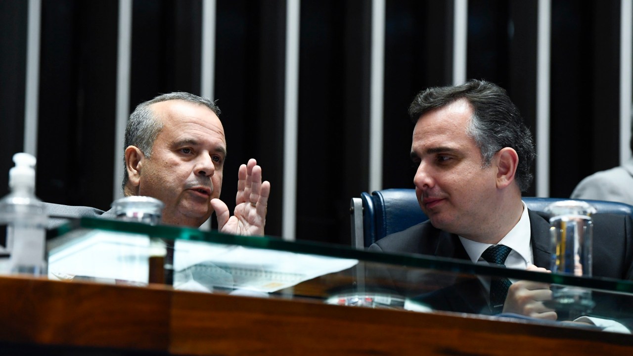 O líder da oposição, Rogério Marinho, conversa com o presidente do Senado, Rodrigo Pacheco: conversa reservada sobre a PEC das drogas e o julgamento do tema no Supremo