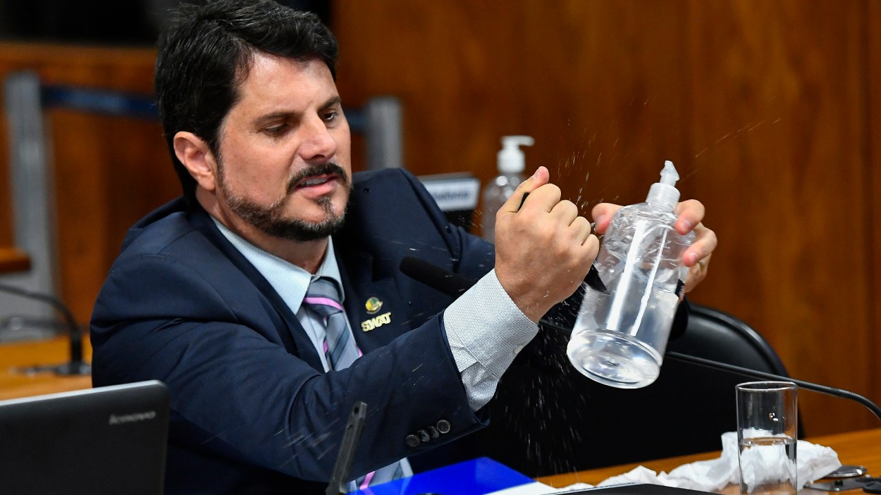 Marcos do Val usa faca para perfurar frasco plástico de álcool em gel em comissão do Senado