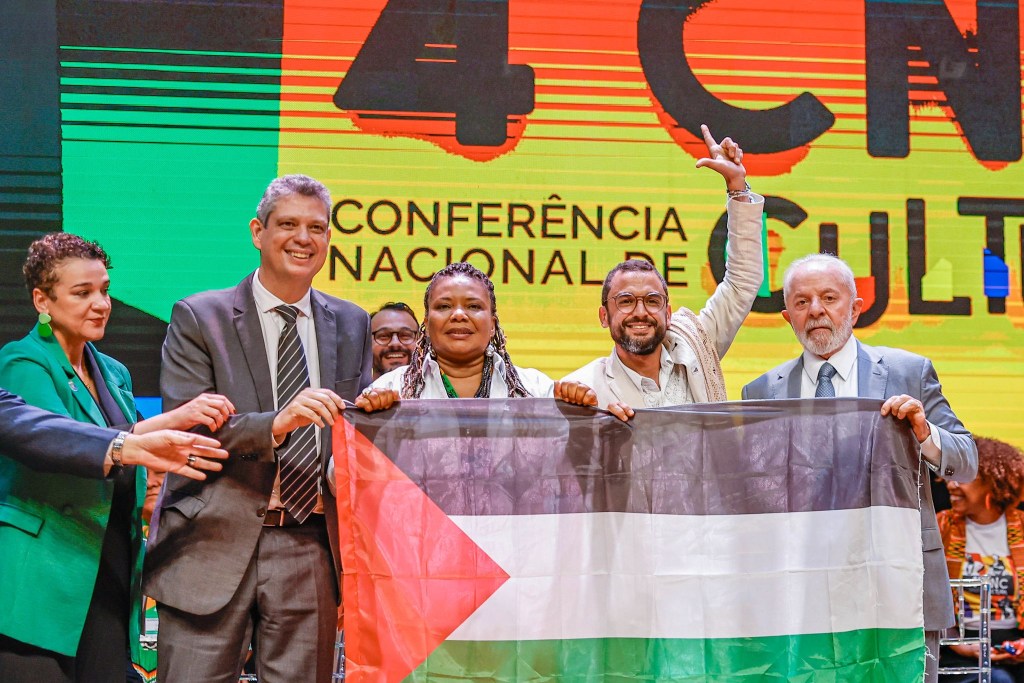 Lula posa com a bandeira palestina