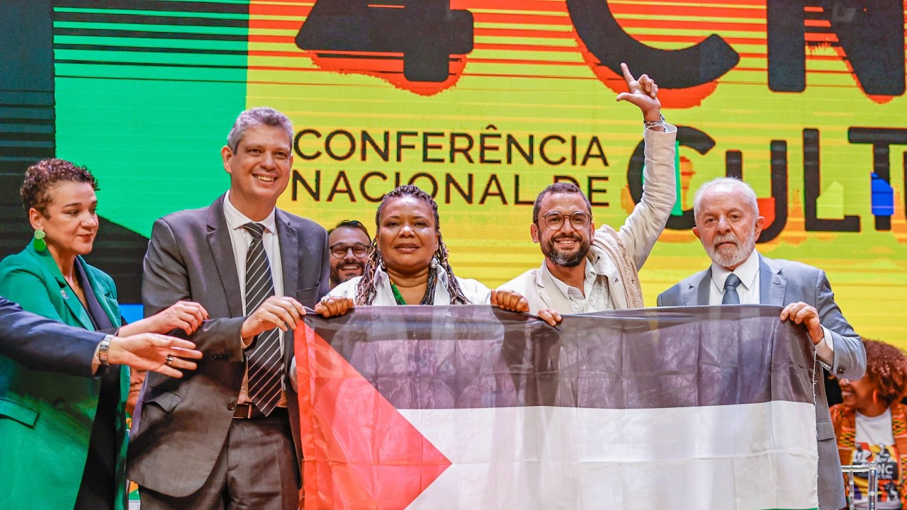 Lula posa com a bandeira palestina