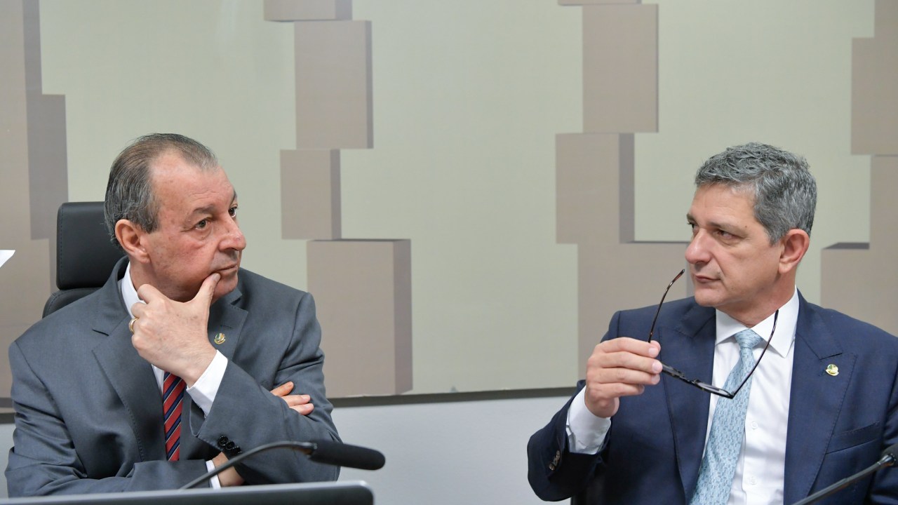 O presidente da CPI da Braskem no Senado, Omar Aziz (à esq.), e o relator da comissão, Rogério Carvalho
