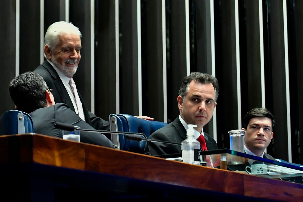 O líder do governo no Congresso, senador Randolfe Rodrigues (à dir.): fatura cobrada do Planalto em acordo subiu e chegou a R$ 4,26 bilhões em emendas após derrubada de vetos