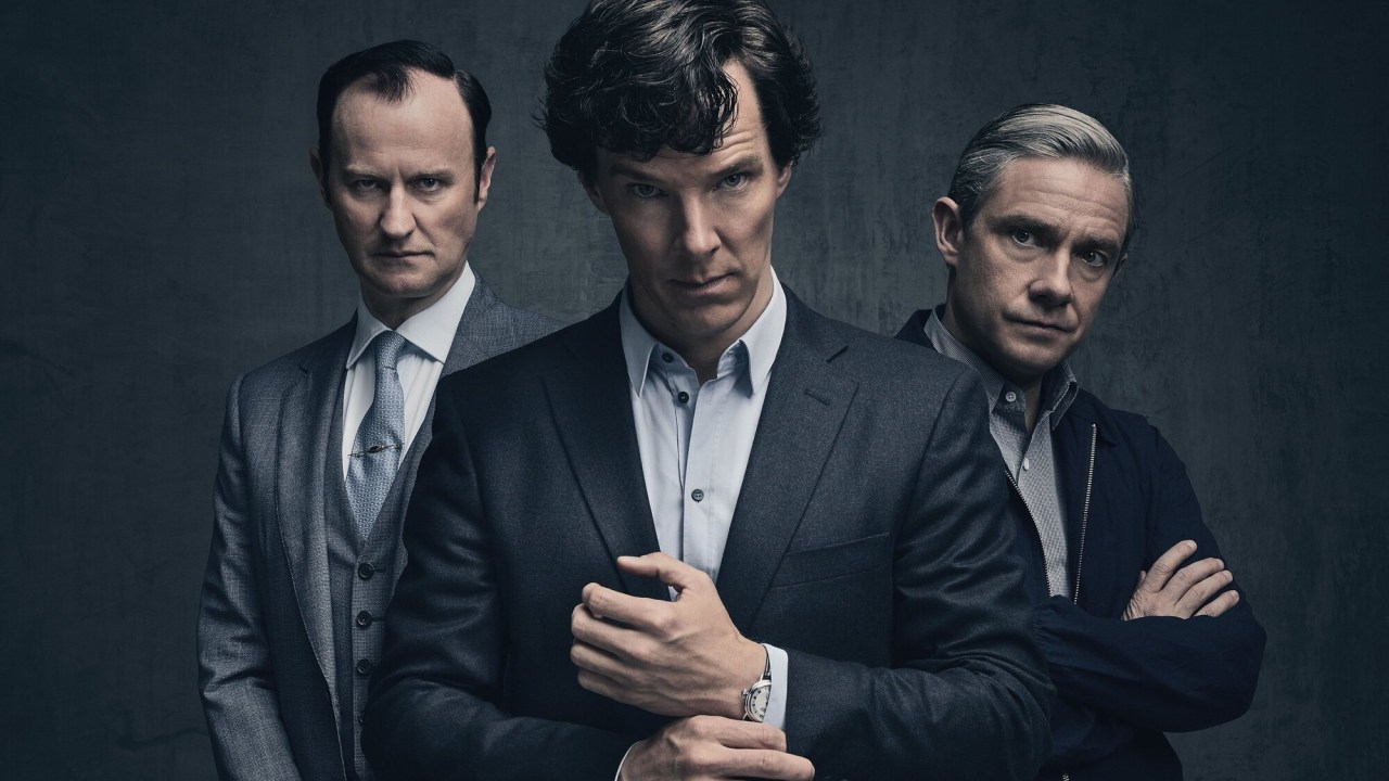 Mark Gatiss, Benedict Cumberbatch e Martin Freeman em 'Sherlock' -