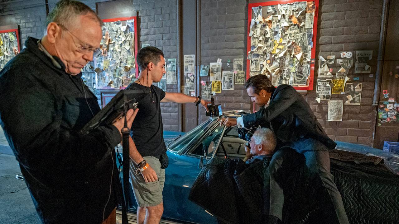 PARCERIA - O diretor (à esq.) e Colin Farrell (de terno, à dir.): o ator convenceu o brasileiro a entrar para a produção