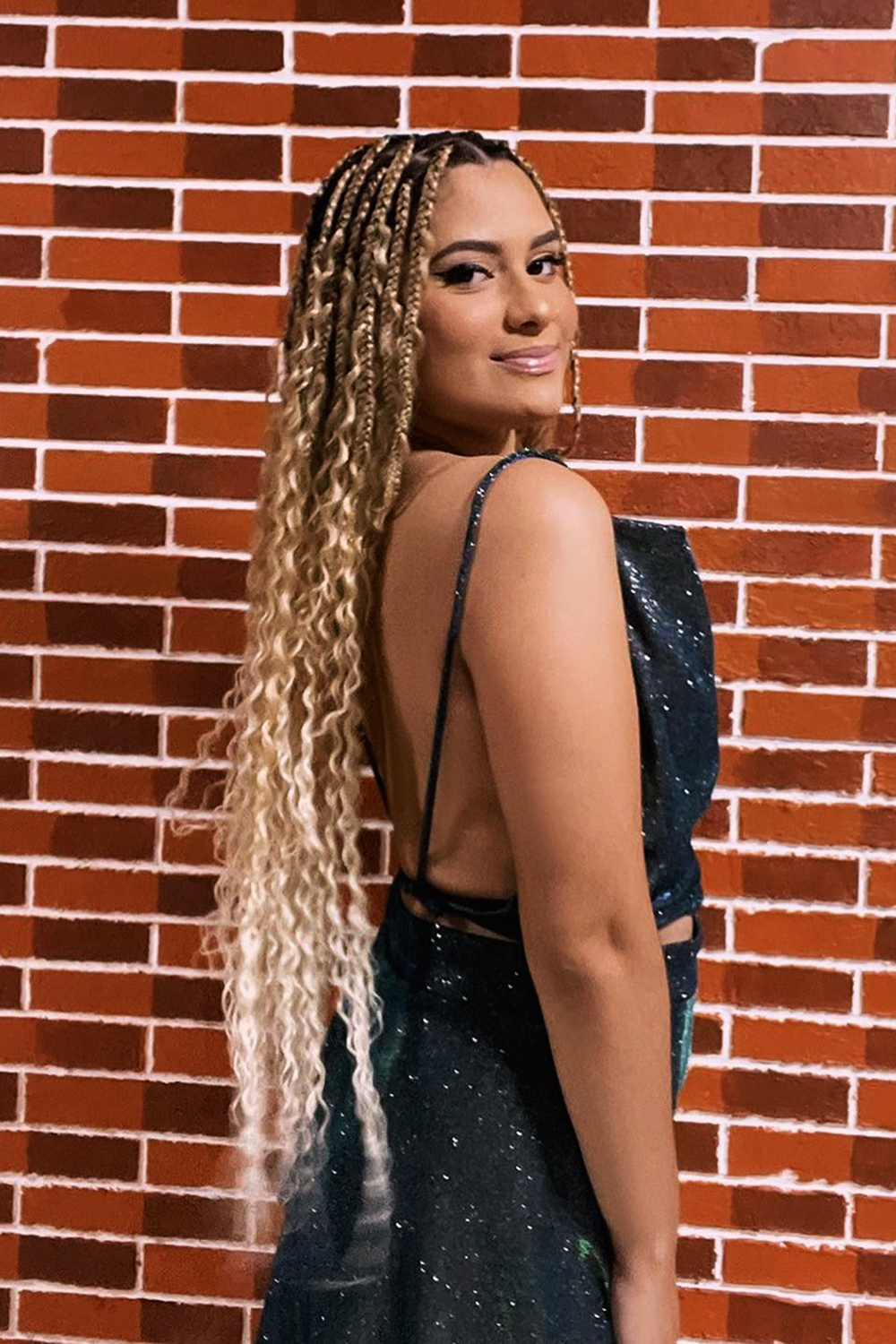 ANA-CLARA.jpg BRANCA DEMAIS PARA USAR TRANÇAS - Durante quase toda a adolescência, Ana Clara Rodrigues, 21 anos, usou um filtro de fotos nas redes sociais que deixava a pele mais branca. Quando finalmente aceitou sua condição de parda, trançou o cabelo para celebrar sua ancestralidade e foi criticada: “Ouvi que não iam levar a sério uma branca com esse penteado”.