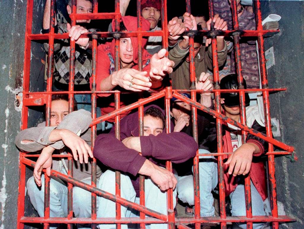 CROWDED PRISONERS SEM RESISTÊNCIA - Presídios: Câmara dos Deputados aprovou projeto que restringe a saída temporária de presos